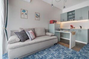 Superior appartement | Woonruimte | Een 108-inch smart-tv met digitale zenders, Netflix en streamingdiensten