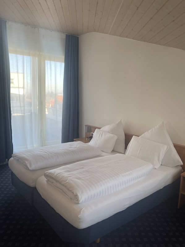 Minibar, individually furnished, desk, free WiFi - Krystall (Filderstadt)