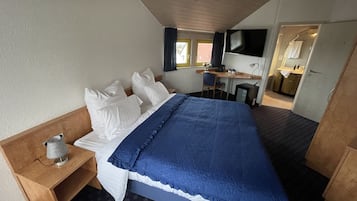 Minibar, muebles diferentes, escritorio y wifi gratis