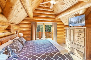 4 bedrooms, desk, iron/ironing board, travel cot - Lakefront Chalet near Village and Slopes (Big Bear)