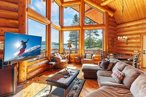 Televisión, chimenea y oficina 