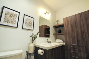 Haartrockner, Handtücher, Seife, Shampoo