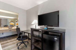 办公桌、免费 WiFi、床单