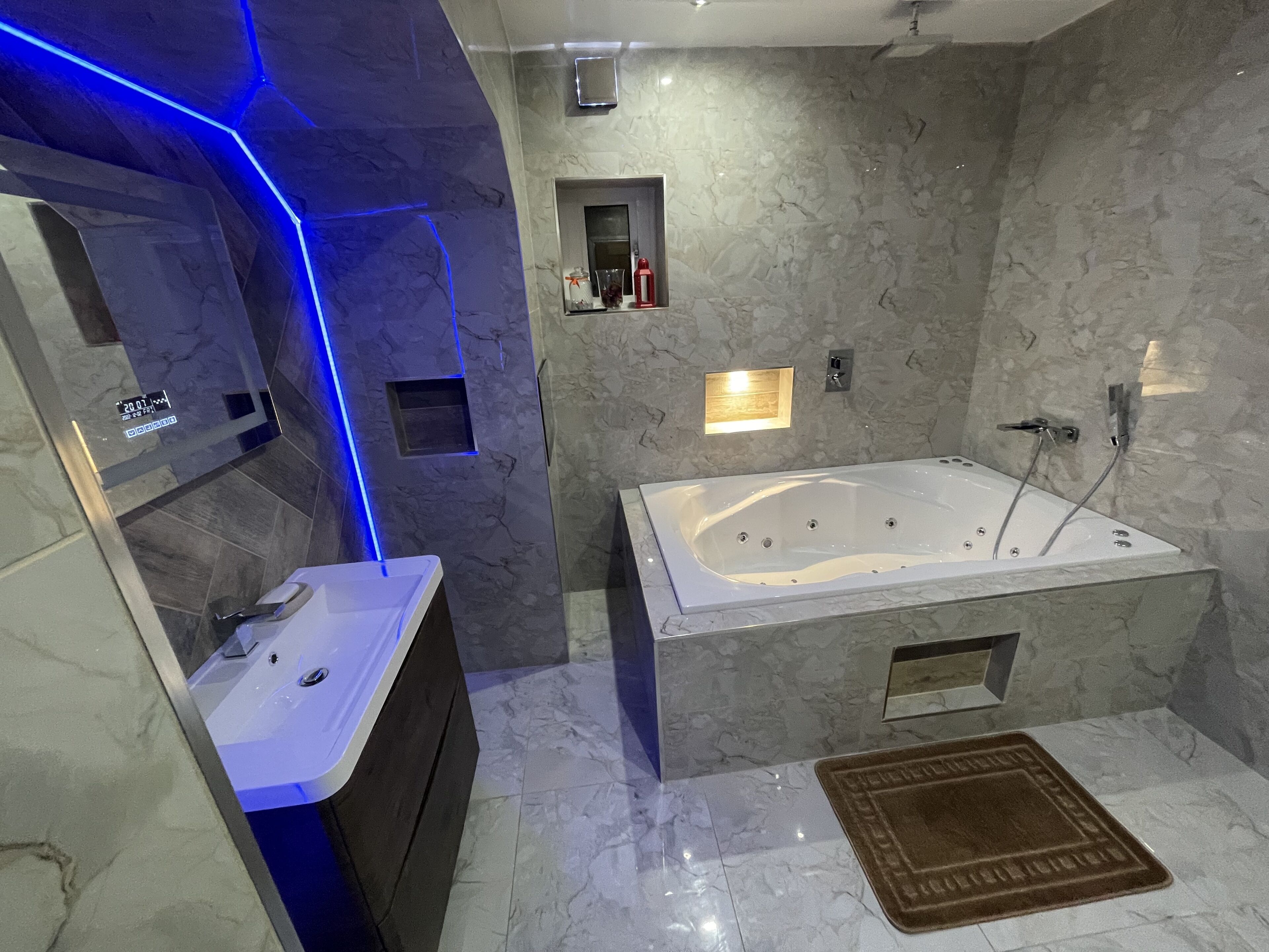 Departamento | Baño | Tina con regadera, tina profunda, toallas, papel de baño 