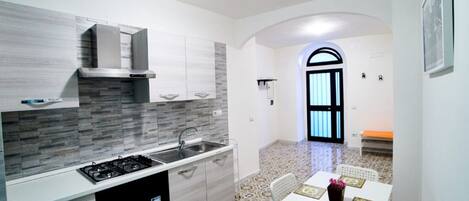 Fridge, oven, stovetop, coffee/tea maker