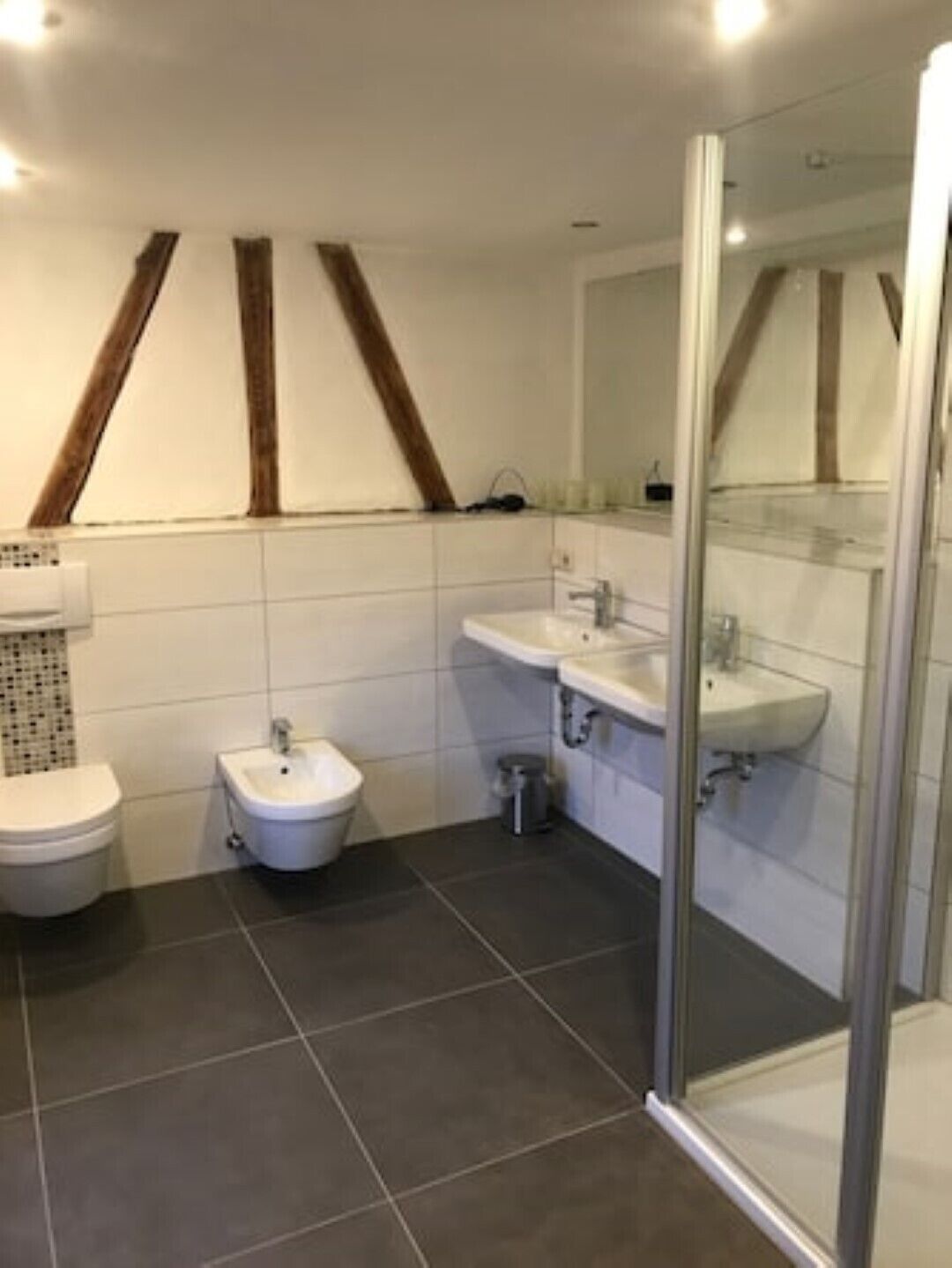 Doccia, asciugacapelli, bidet, sapone