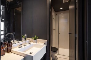 Exclusive Apartment | Bathroom | Shower, towels, toilet paper - GR Living Design Vila Madalena (São Paulo)