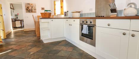 Cottage | Private kitchen | Dishwasher, cookware/dishes/utensils