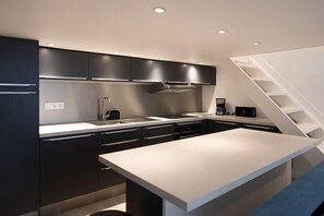 Kjøleskap, mikrobølgeovn, ovn og oppvaskmaskin