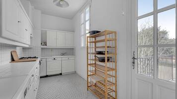 Réfrigérateur, micro-ondes, four, lave-vaisselle