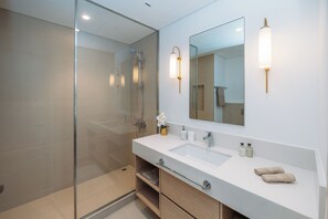 Apartament (2 Bedrooms) | Bany | Articles de tocador de disseny, tovalloles, sabó i xampú 