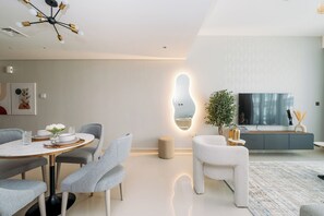 Living room - New! Luxurious Stay Dubai Creek Balcony & View (Dubai)