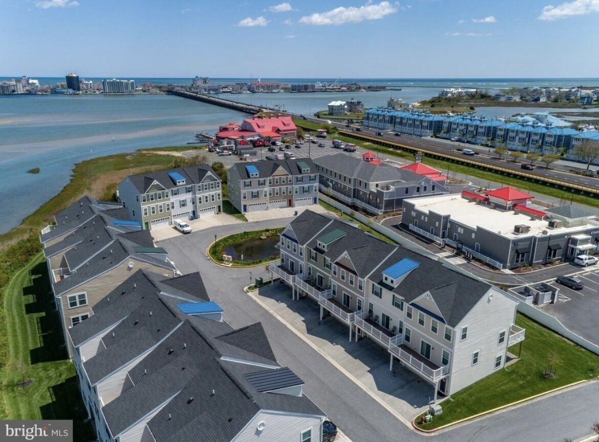 3 minute drive to the boardwalk! Family-sized townhouse located in