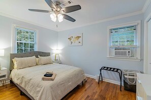 4 soveværelser, skrivebord, strygejern/strygebræt, weekendseng