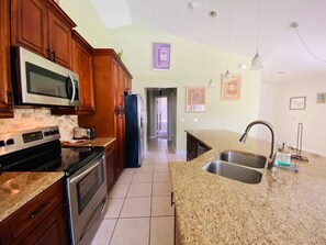 House, 2 Queen Beds (Hidden Gem at Southern Dunes! New Lis) | Private kitchen