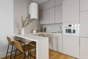Microwave, dishwasher, cookware/dishes/utensils