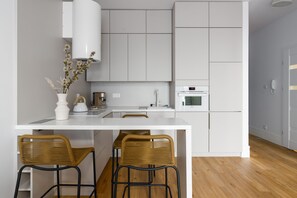 Microwave, dishwasher, cookware/dishes/utensils - Modern Apartment Rataje by Renters (Poznan)