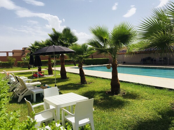 Piscina externa, funciona das 8h às 20h, guarda-sóis, espreguiçadeiras