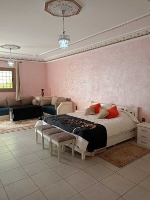 أسرّة بإسفنج يتكيف مع شكل الجسم وبديكورات فريدة لكل غرفة