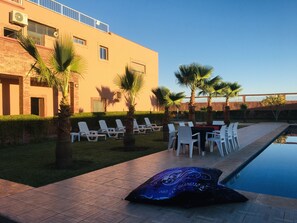 Outdoor pool, open 8:00 AM to 8:00 PM, pool umbrellas, sun loungers - Riad Nasma Souihla (Souihla)