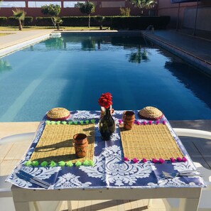 Piscina externa, funciona das 8h às 20h, guarda-sóis, espreguiçadeiras