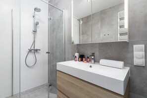Shower, towels - Cracow Apartment Lux by Renters Prestige (Kraków)