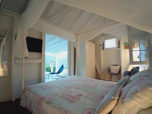 1 chambre, fer et planche à repasser, lit de bébé portatif