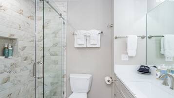 Apartamento, 2 habitaciones | Baño | Toallas