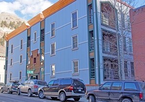 Exterior - Perfect Location! King Bed, Full Kitchen, Walk To Gondola 2 Bedroom Condo by RedAwning (Telluride)