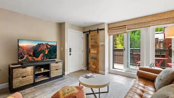 Condo, 2 Bedrooms | Living area