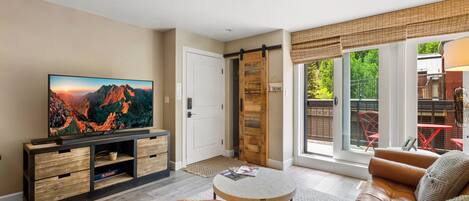 Condo, 2 chambres | Aire de séjour | Téléviseur connecté
