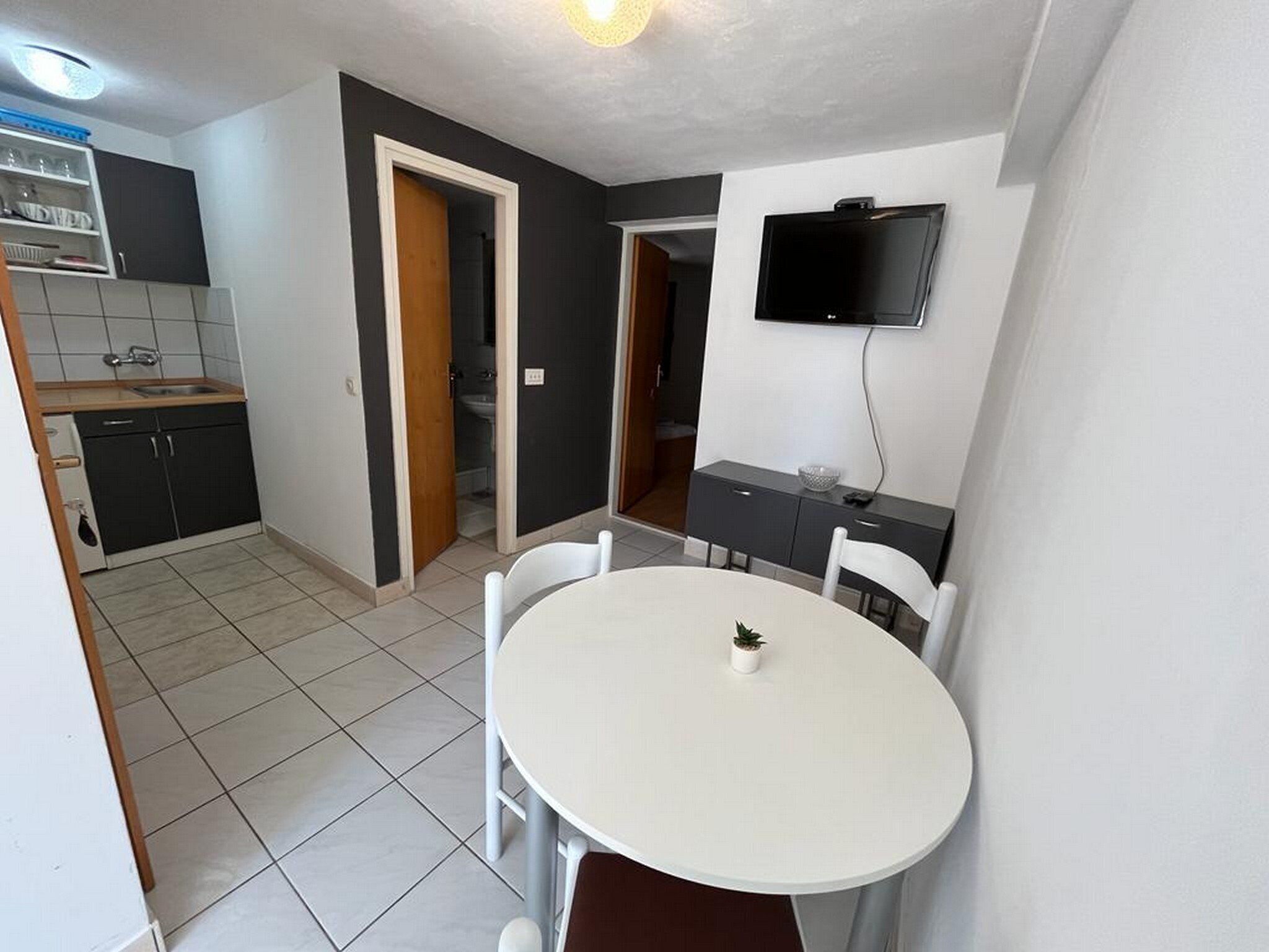 Apartment (One-Bedroom Apartment with Balcony) | Dining room