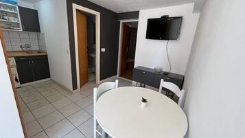 Apartment (One-Bedroom Apartment with Balcony) | Dining room
