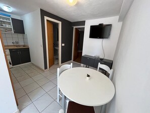 아파트 (One-Bedroom Apartment with Balcony) | 다이닝룸