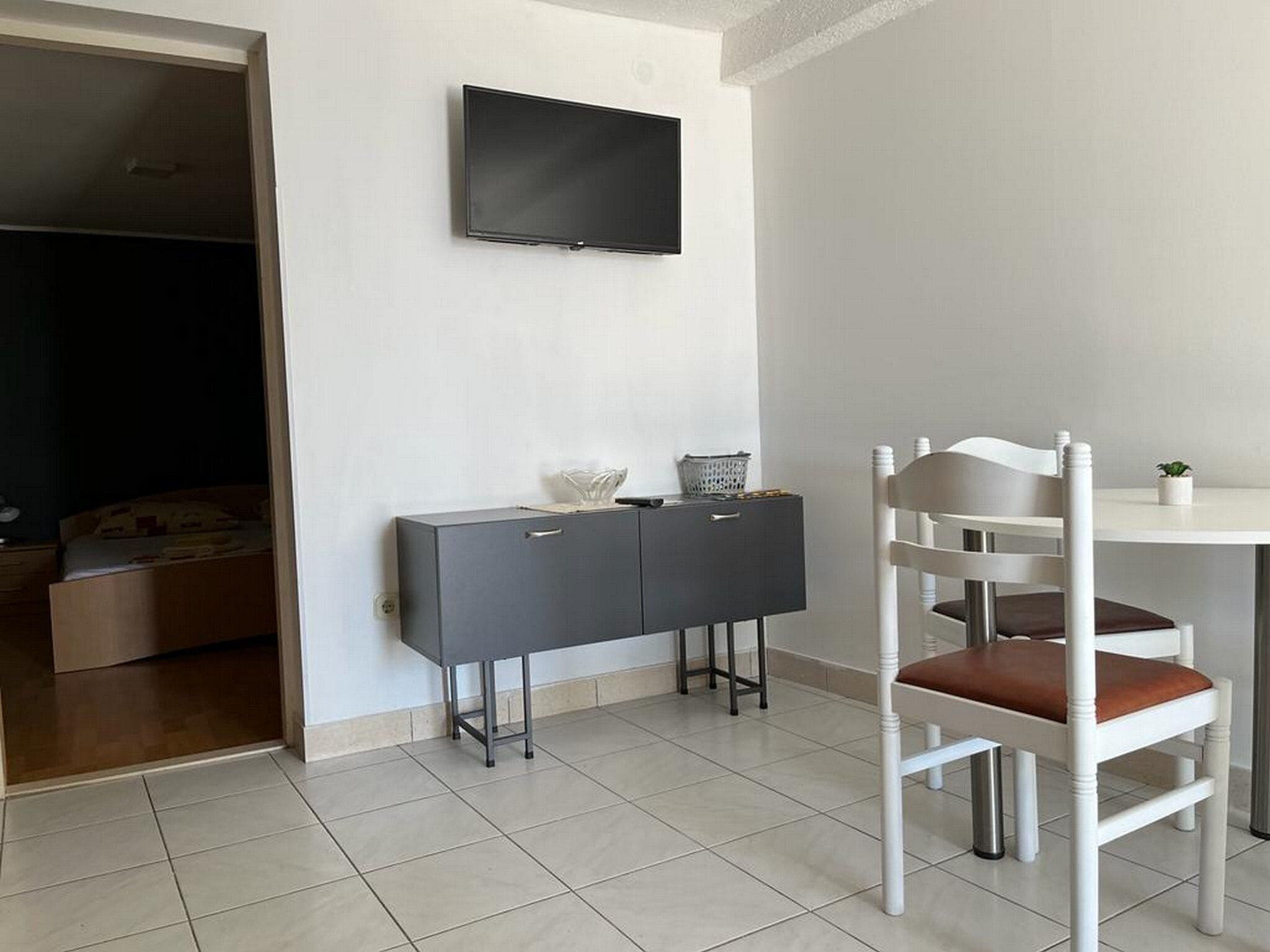 Apartment (One-Bedroom Apartment with Terrace an) | Dining room