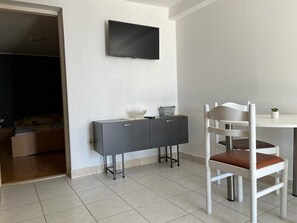 Appartement (One-Bedroom Apartment with Terrace an) | Salle à manger