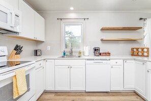 Microwave, dishwasher, coffee/tea maker, cookware/dishes/utensils - The Lombardy Inn (Fayetteville)