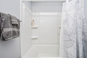 Shower, towels - Reilly Road Ranch (Fayetteville)