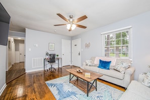 Living room - Reilly Road Ranch (Fayetteville)