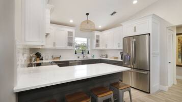 House, 3 Bedrooms | Private kitchen | Fridge, oven, coffee/tea maker, toaster