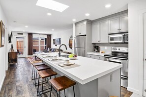 Condo, 2 habitaciones | Cocina privada | Refrigerador, horno, cafetera y tetera y tostadora
