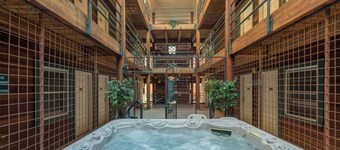 ที่พักส่วนตัวให้เช่า 2 ห้องนอน โดย RedAwning ที่อยู่ชั้นบนสุด พร้อมระเบียง ห่างเพียงไม่กี่ก้าวจากลิฟท์และถนนหลัก