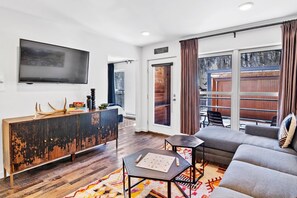 Condo, 2 habitaciones | Área de sala de estar