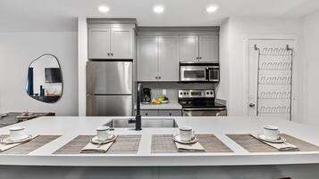 Apartamento, 2 habitaciones | Cocina privada | Frigorífico, horno, cafetera o tetera y tostadora