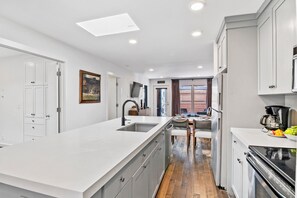 Appartement, 2 slaapkamers | Privékeuken | Een koelkast, een oven, een koffiezetapparaat/waterkoker