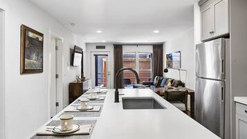 Apartamento, 2 habitaciones | Cocina privada | Frigorífico, horno, cafetera o tetera y tostadora