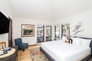 4 bedrooms, free WiFi - Hidden Gem, 4 Min To Lift 7 Garage, Hot Tub, Lux Kitchen, Big + Bright 4 Bedroom Condo by RedAwning (Telluride)