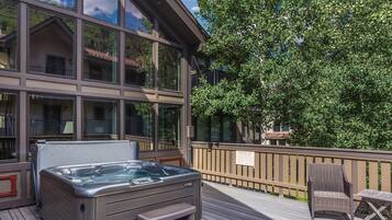 Appart'hÎtel, 4 chambres | Bain à remous extérieur