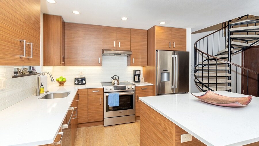 Hidden Gem, 4 Min To Lift 7 Garage, Hot Tub, Lux Kitchen, Big + Bright 4 Bedroom Condo by RedAwning