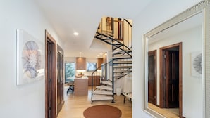 Condo, 4 Bedrooms | Bahagian dalam